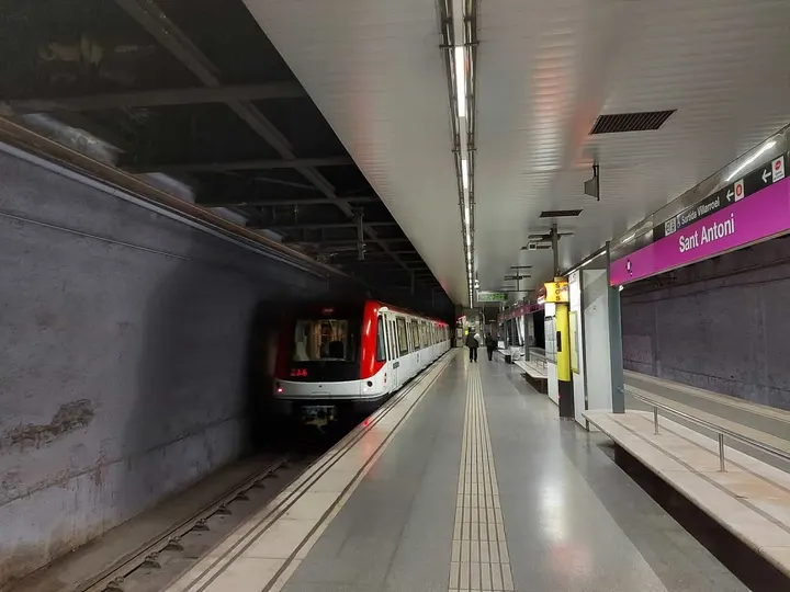 Sant Antoni platform on line L2 of the Barcelona metro simulator MetroSim